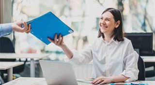 femme-secrétaire-dans-une-entreprise